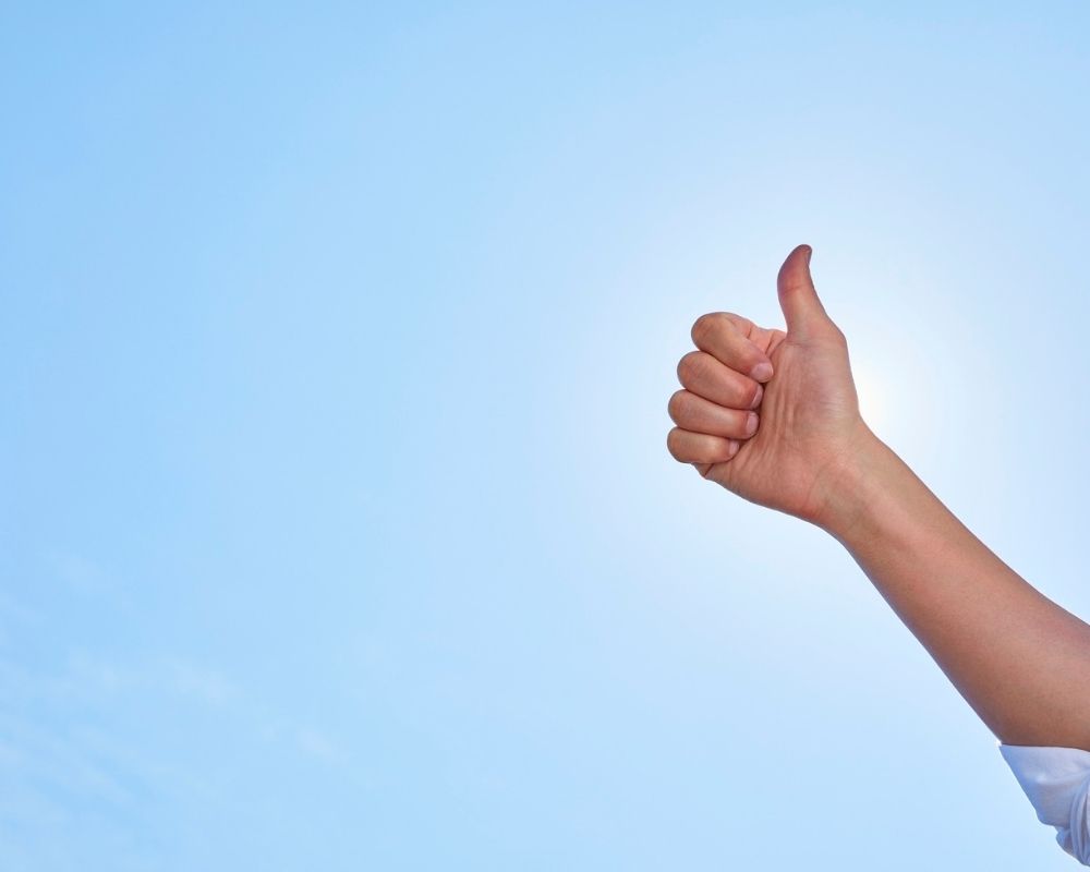 Daumen hoch für de Ermäßigungen bei der vhs Neustadt an der Weinstraße Aflo Images via canva.com